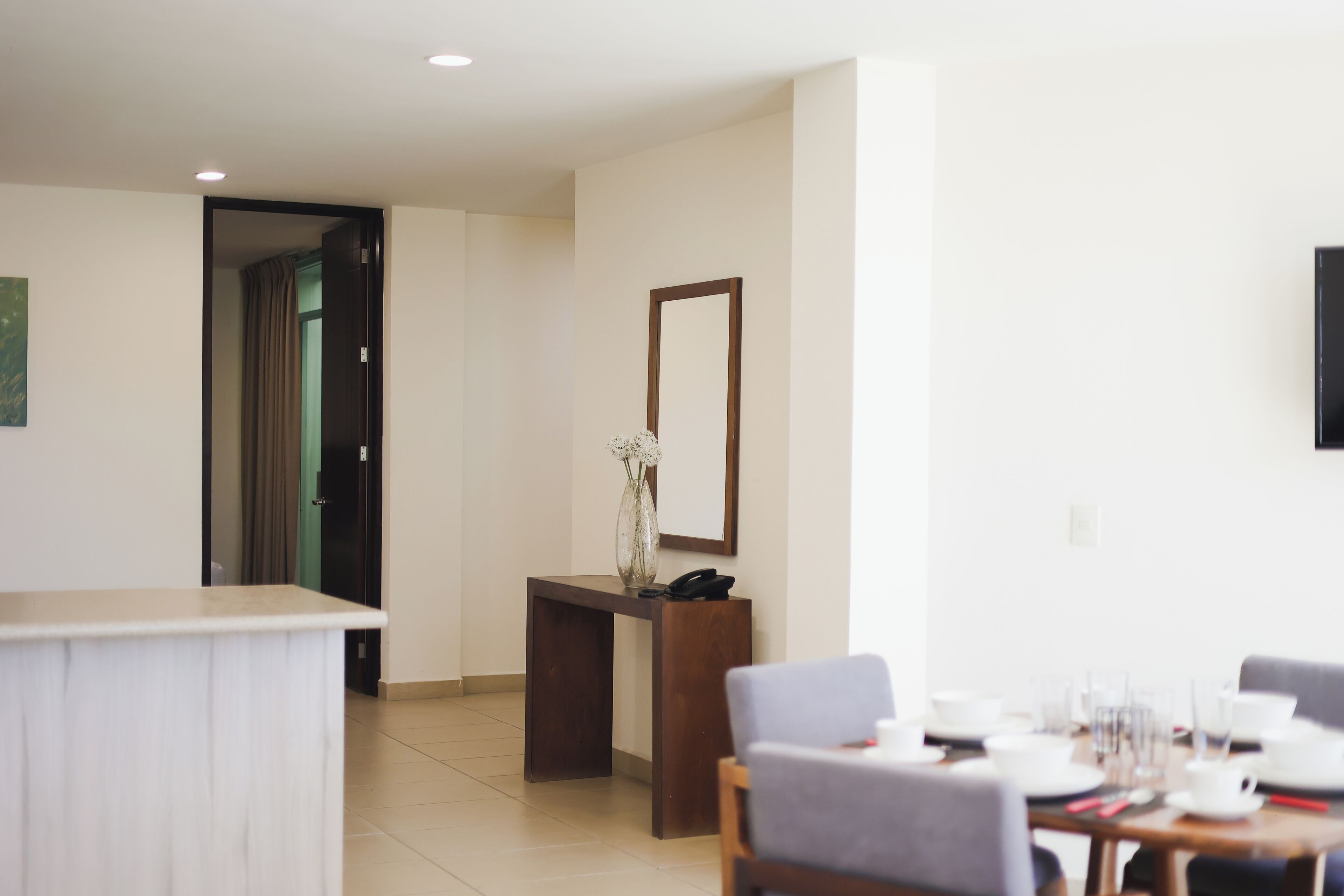 Suite Premium, 2 habitaciones | Sala de estar | Televisión de pantalla plana de 35 pulgadas con canales por cable 
