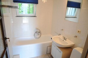 Bungalow, 3 Bedrooms | Bathroom | Bathtub