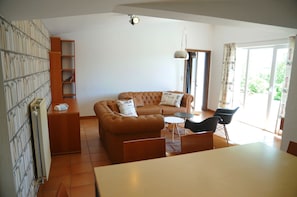 Bungalow, 3 Bedrooms | Living room | TV, DVD player