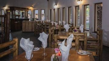 Frukost och lunch serveras, med utsikt mot poolen