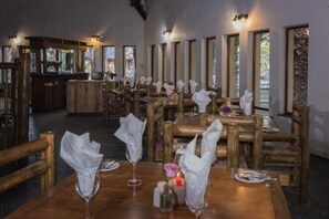 Breakfast, lunch served; local and international cuisine, pool views 