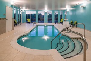 Una piscina cubierta