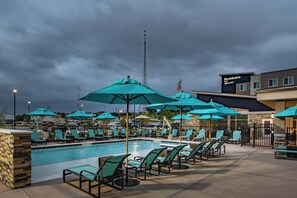 室外游泳池，06:00 至 22:00 开放，池畔遮阳伞，日光浴躺椅