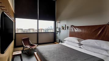 Una scrivania, tende oscuranti, insonorizzazione, Wi-Fi gratuito