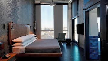 Suite, 1 King Bed | Desk, blackout drapes, soundproofing, WiFi (free)