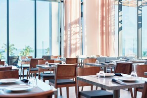 冷蔵庫、コーヒー / ティーメーカー