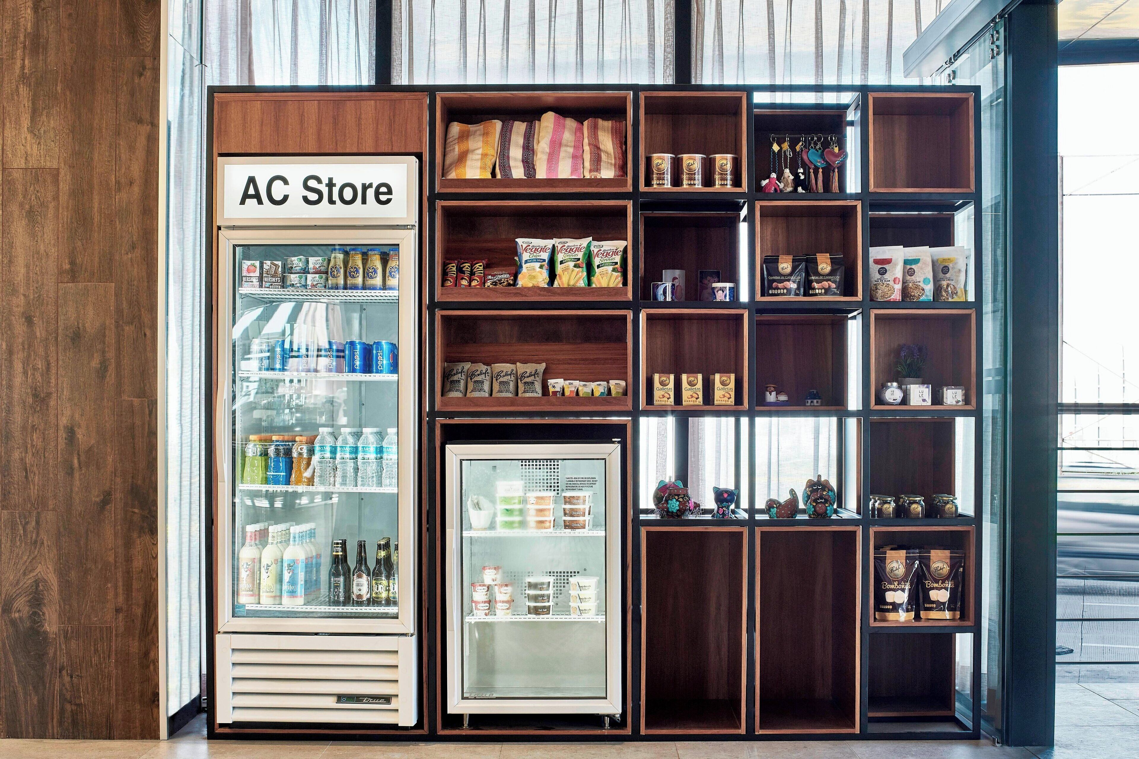 Een winkel met schappen vol snacks, drankjes en andere producten.