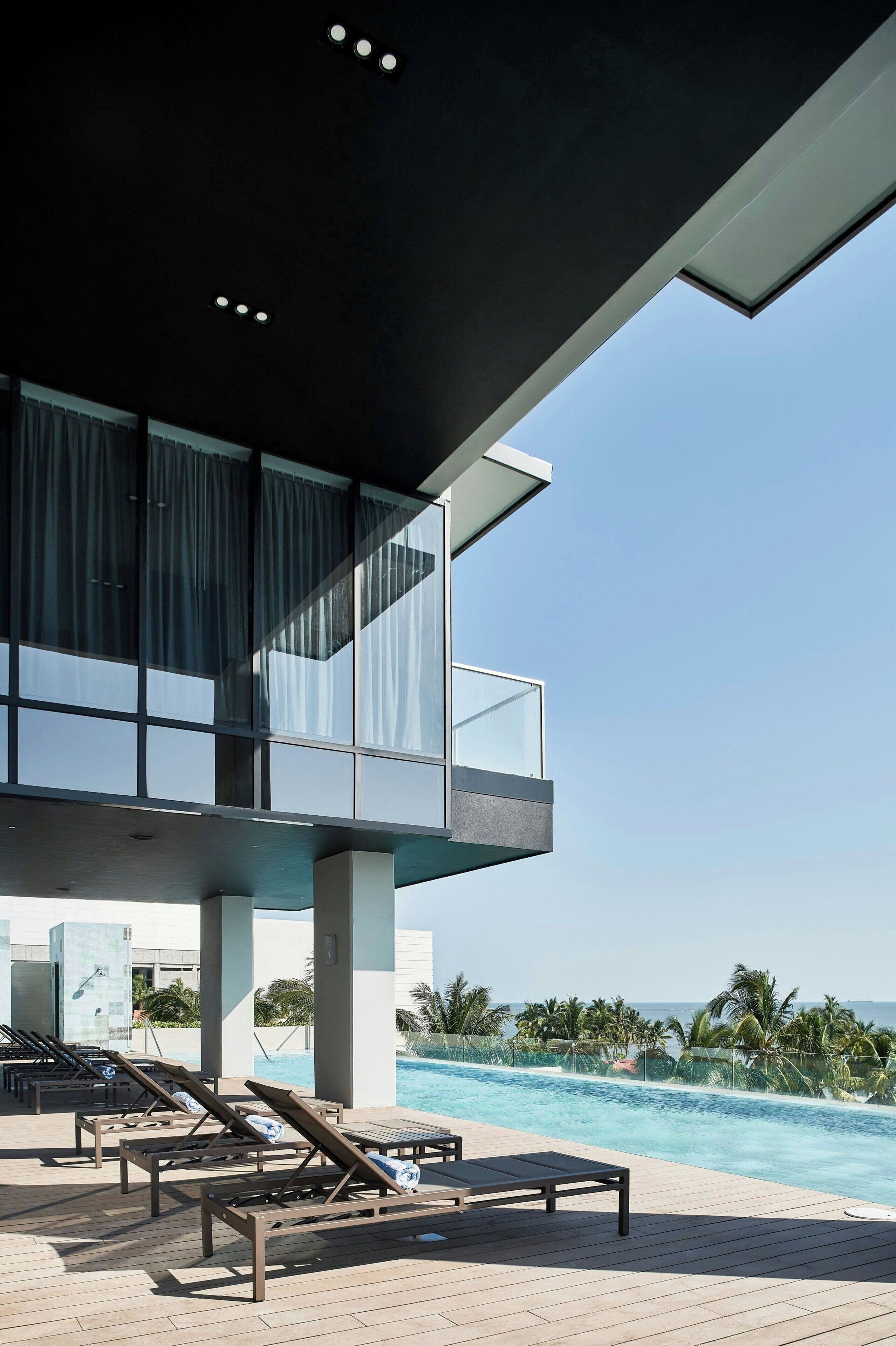 Alberca techada y alberca al aire libre