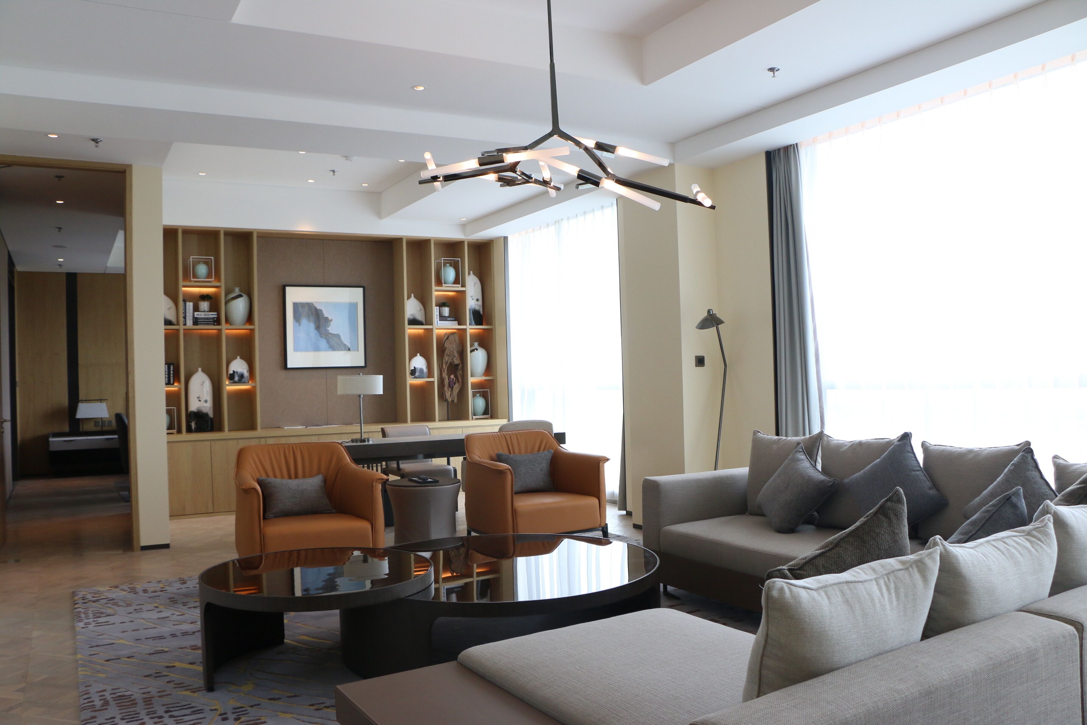 Suite, 1 kamar tidur, pemandangan danau | Area keluarga | Televisi LCD 49-inci dengan saluran TV kabel dan TV