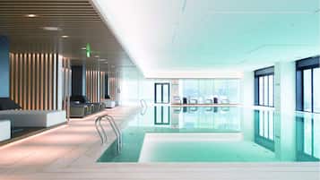 Una piscina techada, una piscina al aire libre de temporada