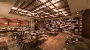 3 restaurants; breakfast, lunch and dinner served  - Suzhou Marriott Hotel Taihu Lake (Suzhou)