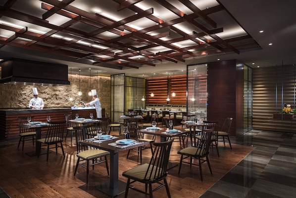 3 restaurants, breakfast, lunch, dinner served; Chinese cuisine