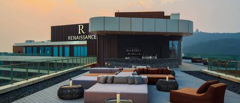 2 restaurants, breakfast, lunch, dinner served; Chinese cuisine