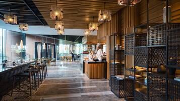 2 restaurantes; se sirven desayunos, almuerzos, cenas y cocina china