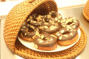 Tägliches Frühstücksbuffet gegen Gebühr