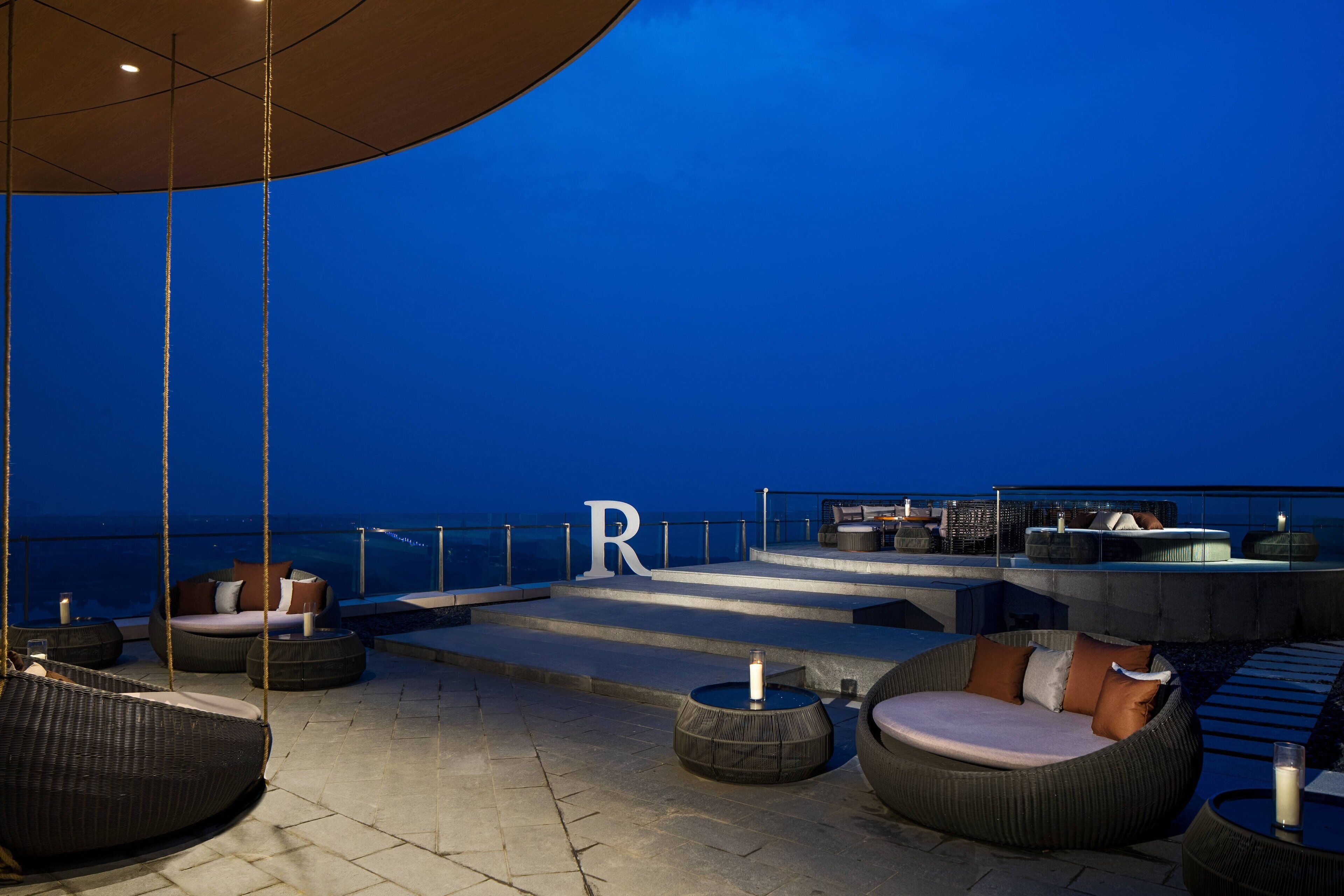 2 restaurants, breakfast, lunch, dinner served; chinese cuisine