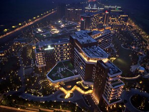 A high-rise hotel complex with multiple buildings, interconnected walkways, and landscaped areas. - Renaissance Suzhou Taihu Lake Hotel (Suzhou)
