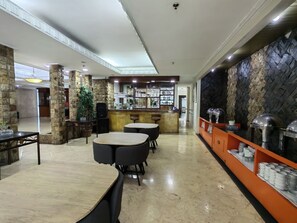 Phục vụ bữa sáng, bữa trưa, bữa tối, món địa phương và quốc tế