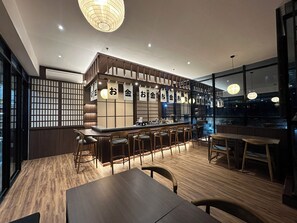 Aperto a colazione, pranzo e cena, cucina locale e internazionale 