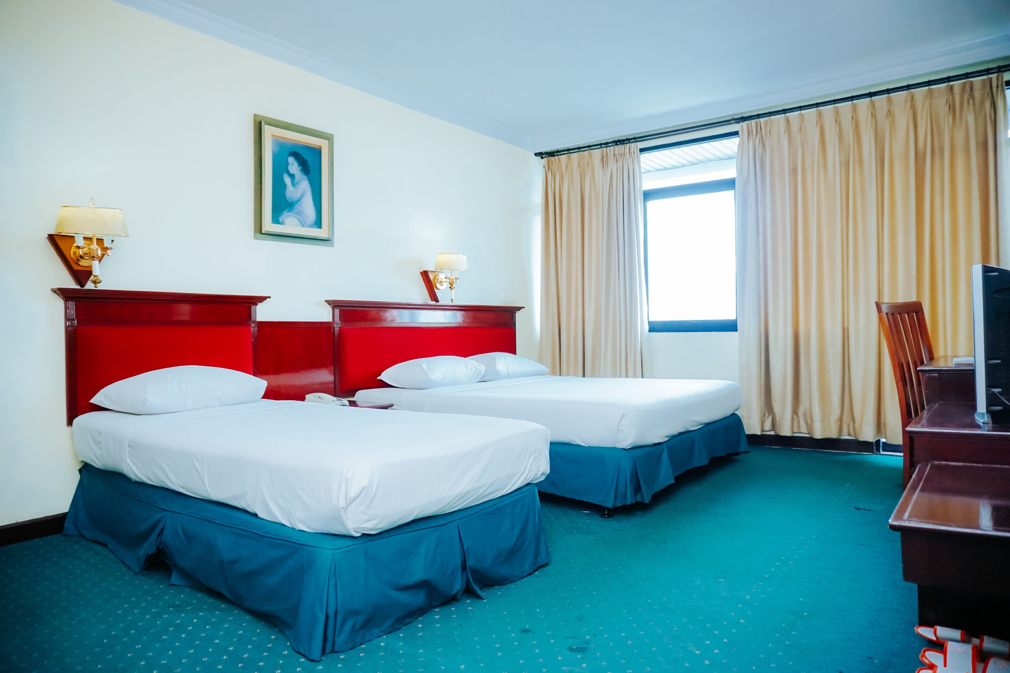 Escritorio, cortinas blackout, wifi gratis y ropa de cama 