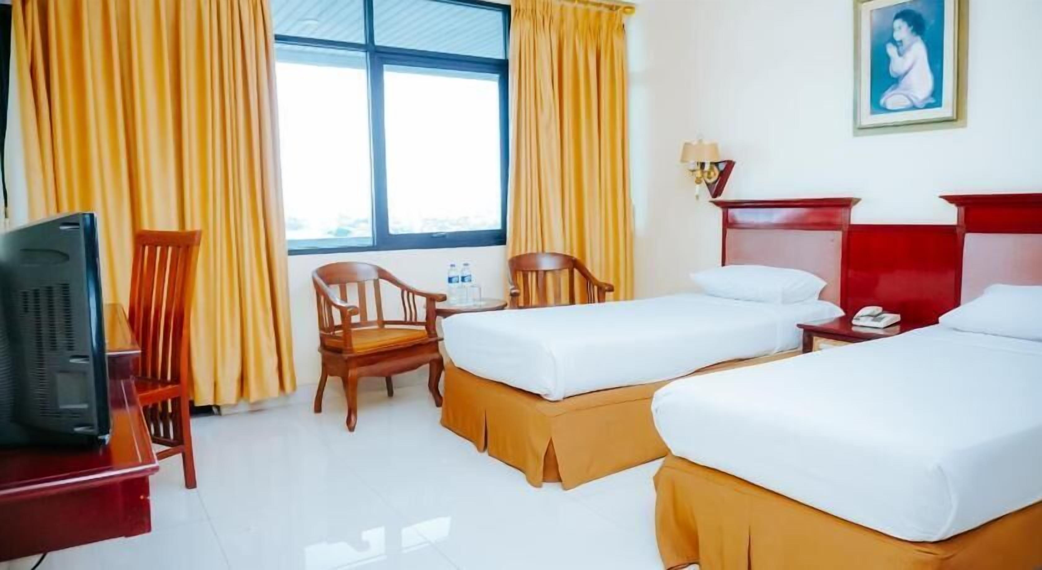 Escritorio, cortinas blackout, wifi gratis y ropa de cama 