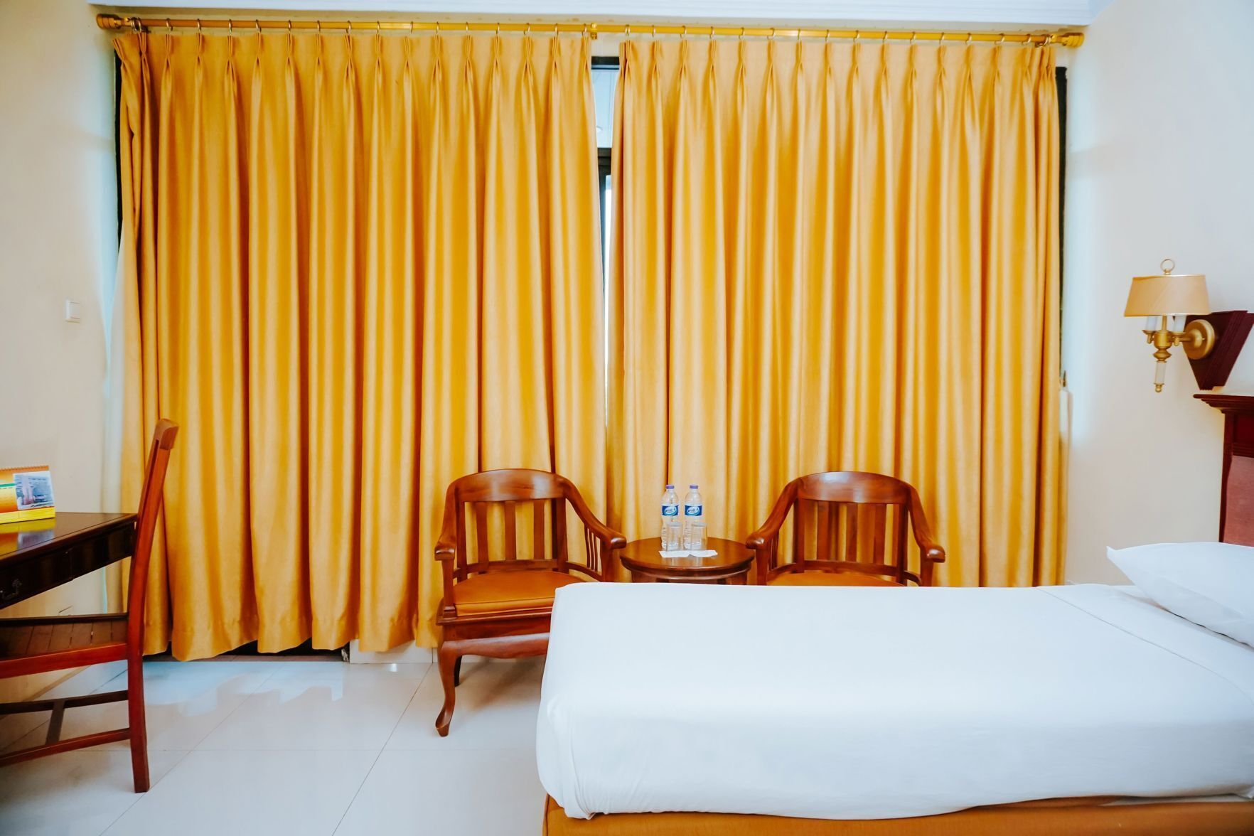 Escritorio, cortinas blackout, wifi gratis y ropa de cama 