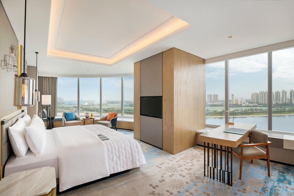 1 bedroom, premium bedding, in-room safe, desk