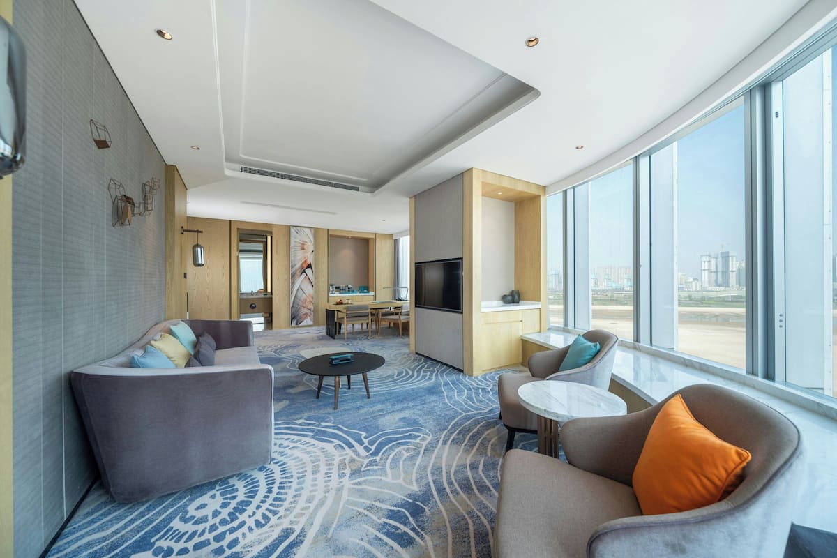 Suite, 1 Bedroom, Corner | 1 bedroom, premium bedding, in-room safe, desk