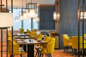 3 restaurants; breakfast, lunch and dinner served  - Le Meridien Xi'an Chanba (Xi'an)