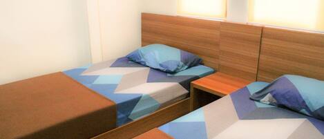 Chambre Deluxe avec lits jumeaux, 2 lits une place | Ameublement personnalisé, bureau