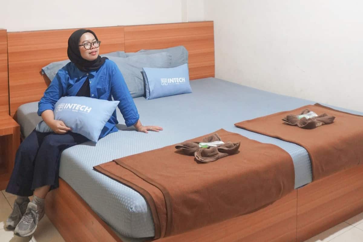 Deluxe Double Room, 1 King Bed | Individually furnished, desk, laptop workspace, free WiFi