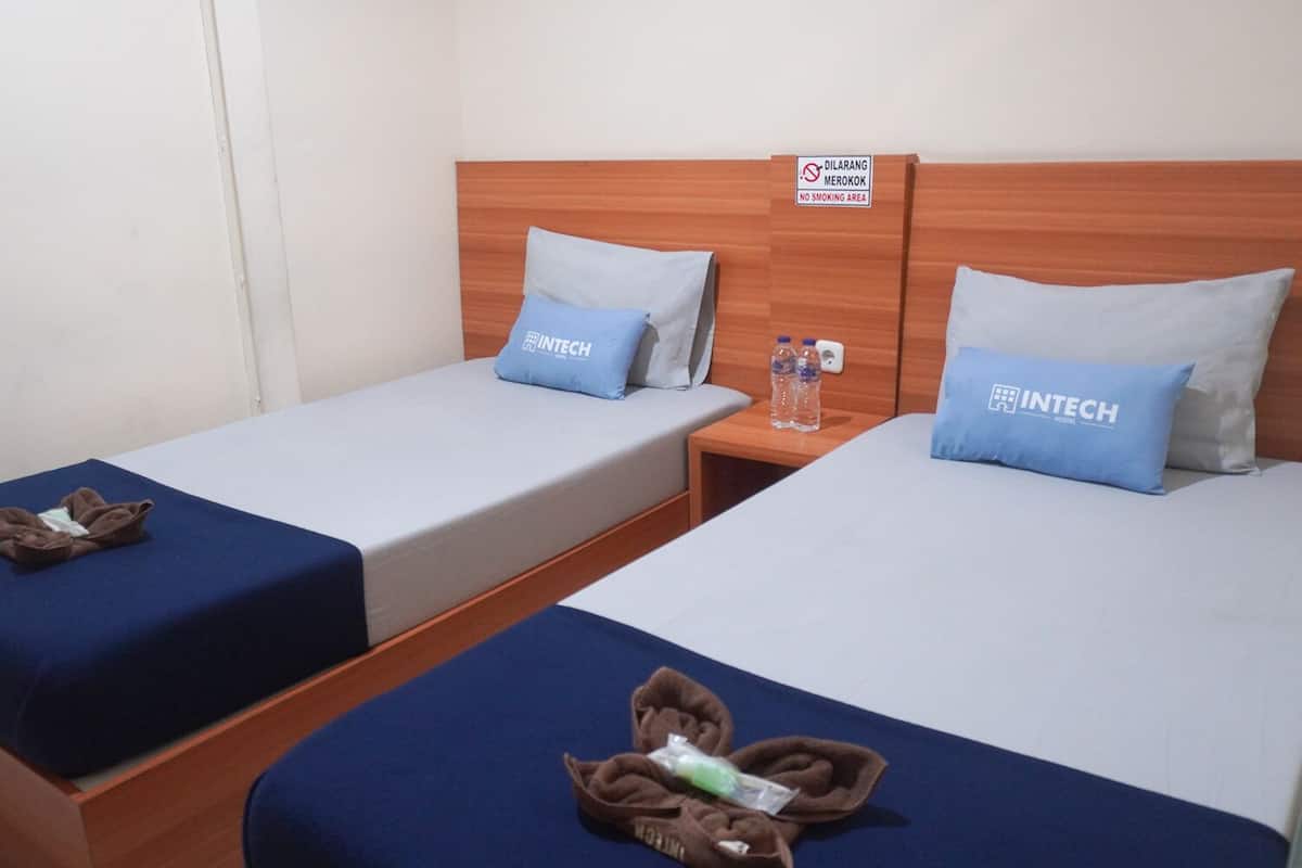 Deluxe Twin Room, 2 Twin Beds | Individually furnished, desk, laptop workspace, free WiFi