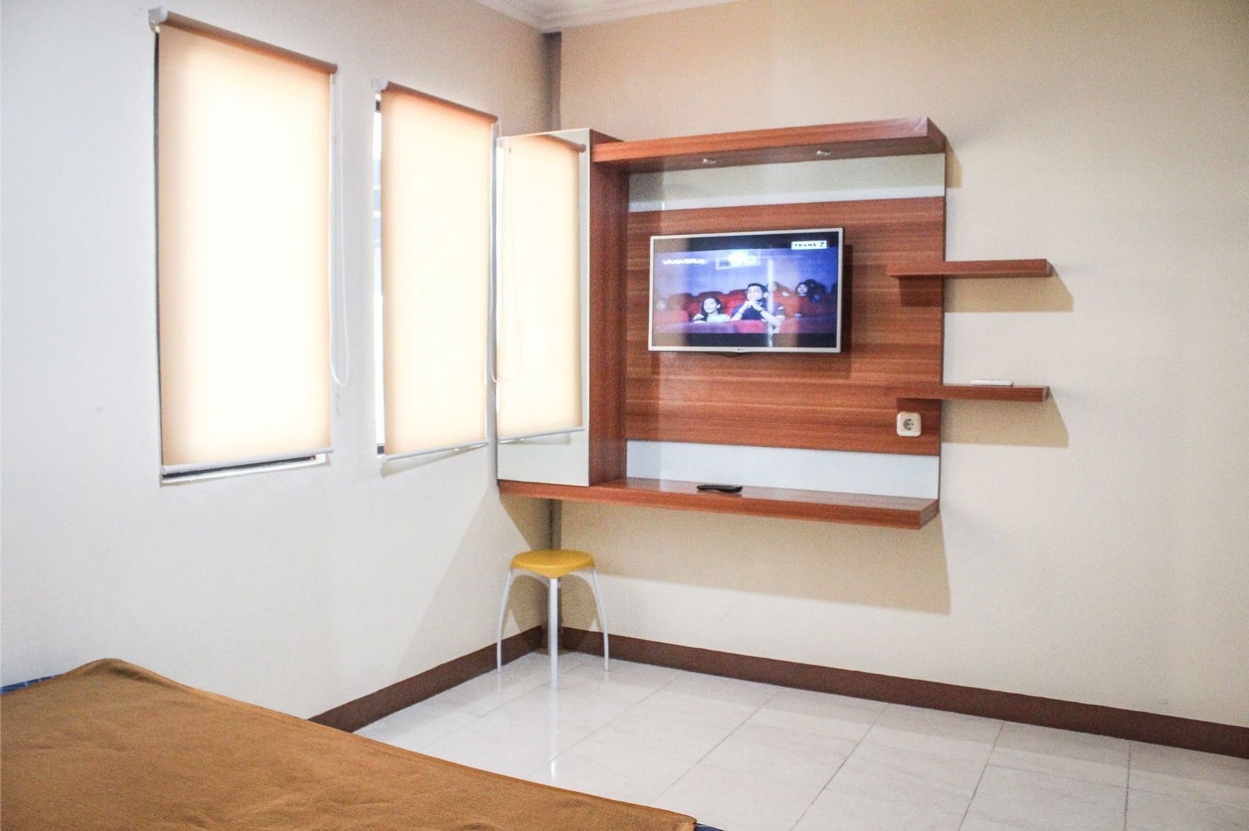 Individually furnished, desk, laptop workspace, free WiFi
