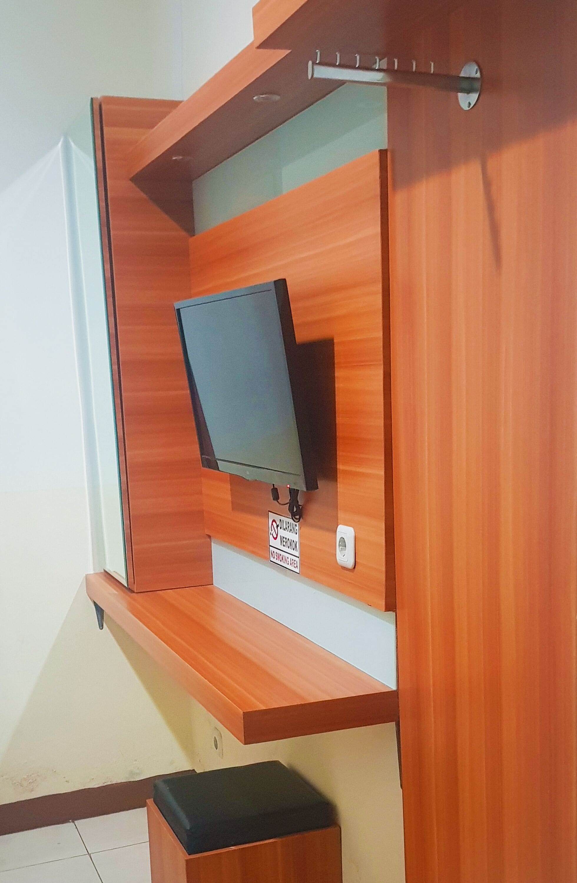 Un meuble en bois pour téléviseur, sur lequel est fixé un téléviseur à écran plat.
