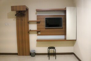 Deluxe Twin Room, 2 Single Beds | Television