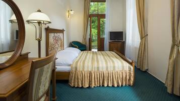 Deluxe Room, 1 Bedroom, Non Smoking, Park View | Minibar, in-room safe, desk, free cribs/infant beds