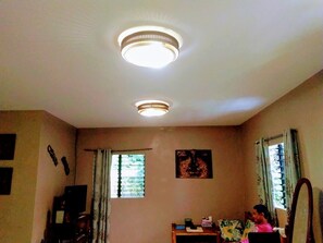 32-Zoll-Flachbildfernseher mit Satellitenempfang, Fernseher, DVD-Player