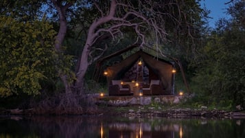 Luxe tent, patio, uitzicht op meer (Meru)