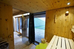 Couples treatment rooms, sauna, body treatments, aromatherapy