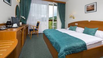 Dobbelt- eller tomannsrom – superior | Safe på rommet, blendingsgardiner, wi-fi (inkludert) og sengetøy