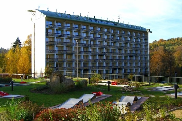 A multi-story hotel with a modern design, featuring balconies on each floor. - Spa Resort Libverda - Nový Dům (Lázne Libverda)