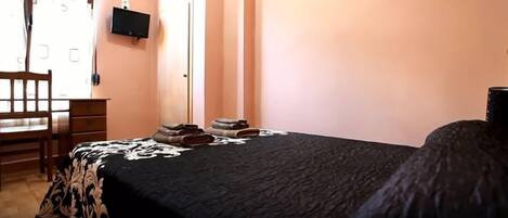 Bureau, fer et planche à repasser, Wi-Fi gratuit, draps fournis