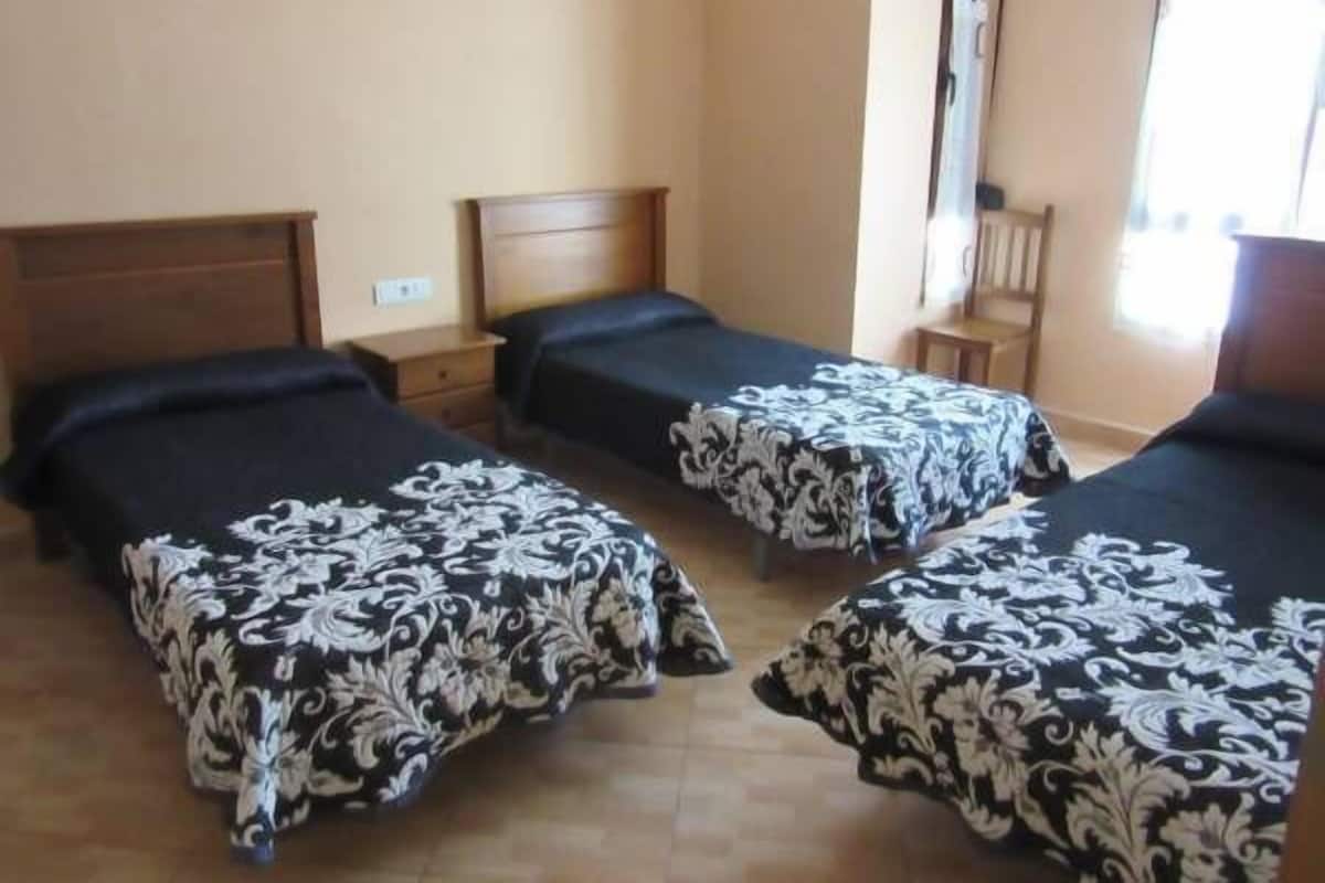Triple Room | Desk, iron/ironing board, free WiFi, bed sheets