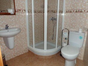 Eenpersoonskamer | Badkamer | Een douche, gratis toiletartikelen, een haardroger, handdoeken