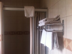 Standaard tweepersoonskamer | Badkamer met douche