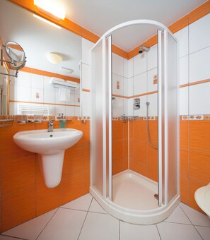 Douche, articles de toilette gratuits, sèche-cheveux, peignoirs