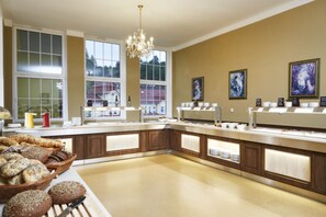 อาหารเช้าแบบบุฟเฟ่ต์ทุกวัน (EUR 10 ต่อคน)