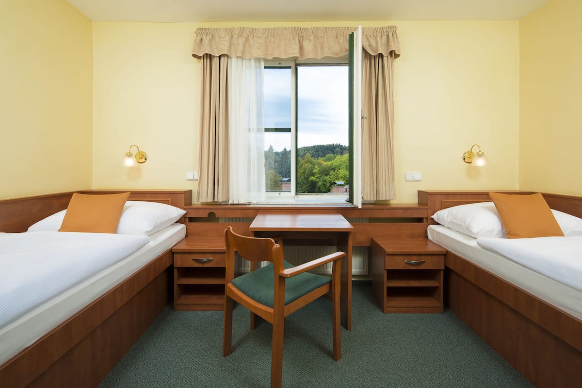 Una scrivania, postazione laptop, culle/letti per bambini (gratuiti)