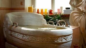 Shower, free toiletries, towels