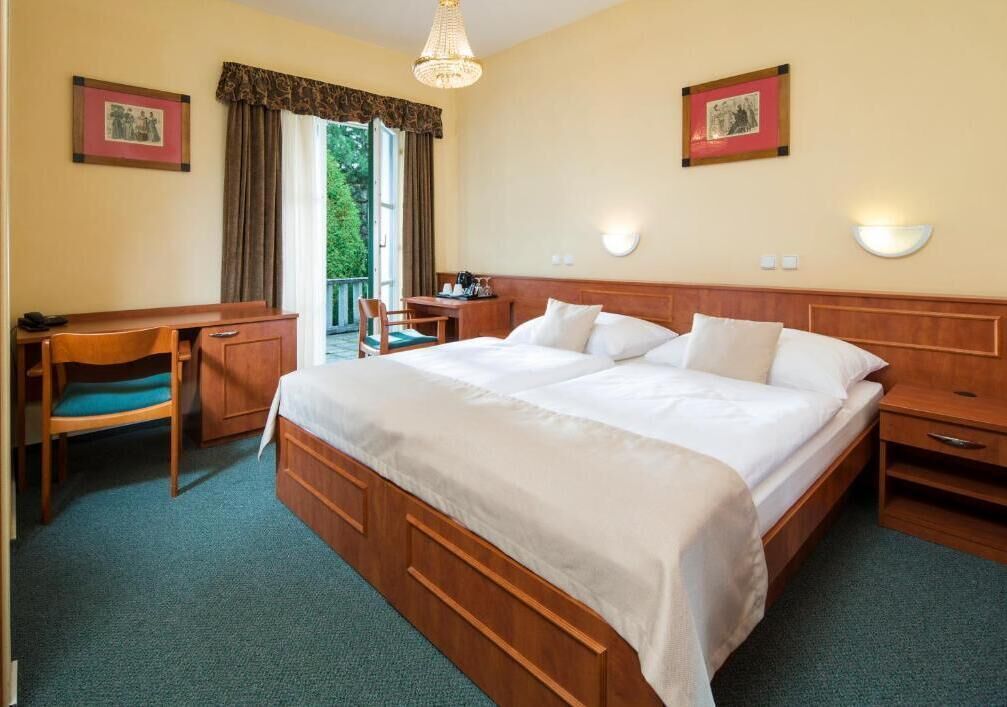 Schreibtisch, laptopgeeigneter Arbeitsplatz, kostenlose Babybetten